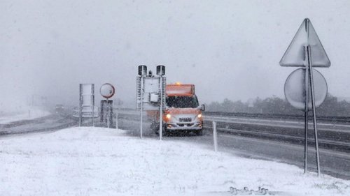 Снегопады в Хорватии вызвали транспортный коллапс (видео)
