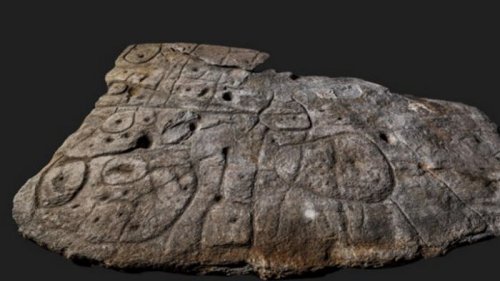 Во Франции обнаружили каменную плиту с узорами: оказалась древней 3D-картой Европы