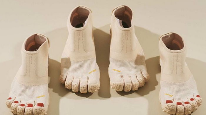 В Японии создали ботинки с пальцами и педикюром (фото)