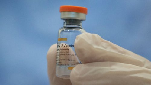 Вакцину CoronaVac отправляют в регионы: кого привьют в первую очередь