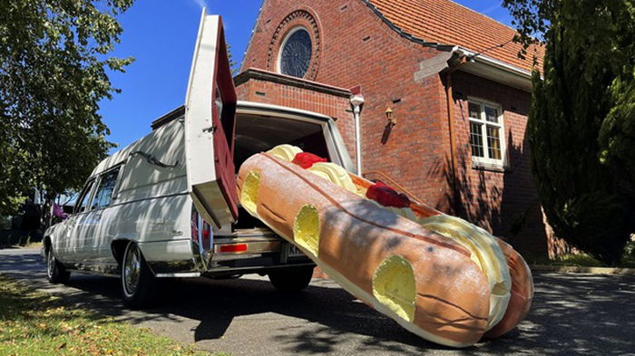 Новозеландец делает необычные гробы - в виде кораблей и пончиков (фото)