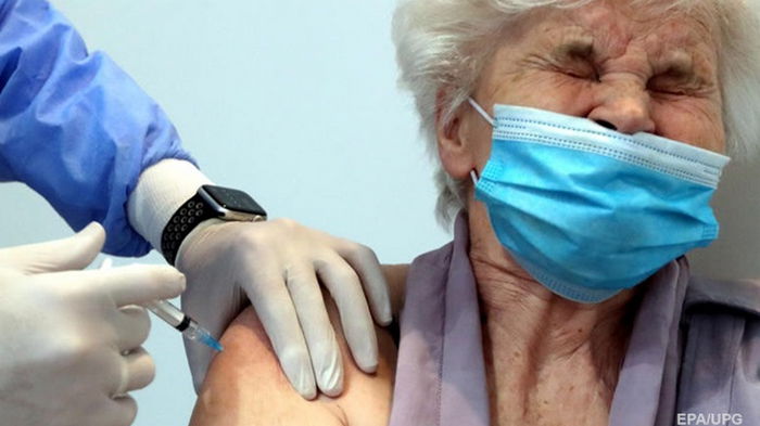 В Украине начали вакцинировать граждан старше 65 лет