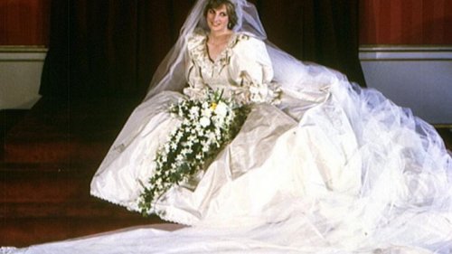 Впервые за 25 лет: миру покажут свадебное платье принцессы Дианы (видео)