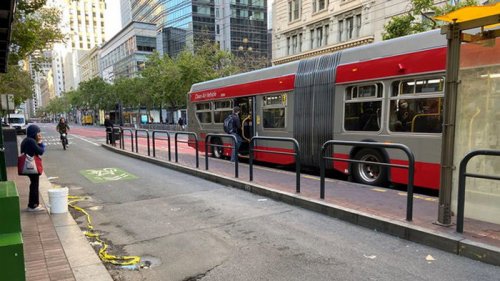 В США неизвестный ранил ножом двух женщин