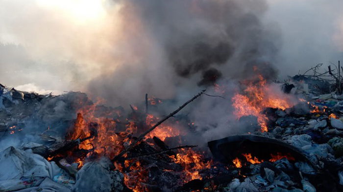 На Днепропетровщине горит полигон бытовых отходов (фото)