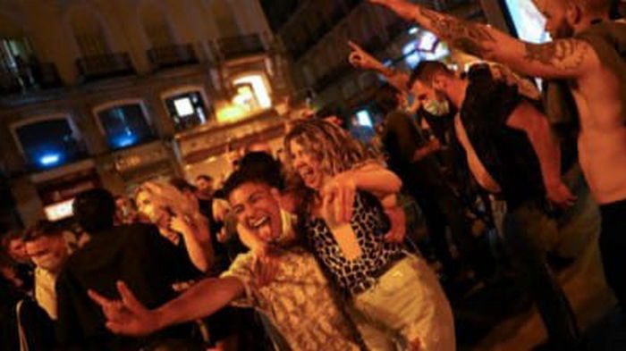 Испанцы отметили снятие COVID-ограничений алкоголем и танцами