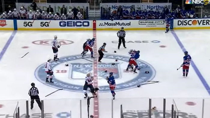 На матче НХЛ произошла рекордная массовая драка (видео)