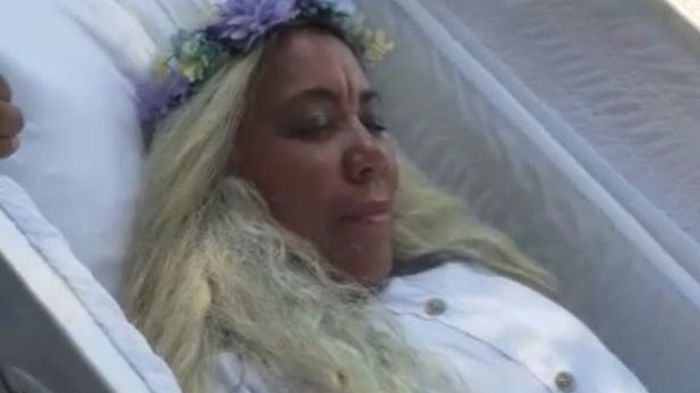 Доминиканка организовала репетицию собственных похорон (видео)