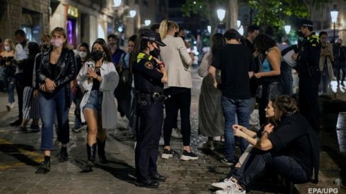 В Барселоне тысячи людей праздновали ослабление карантина