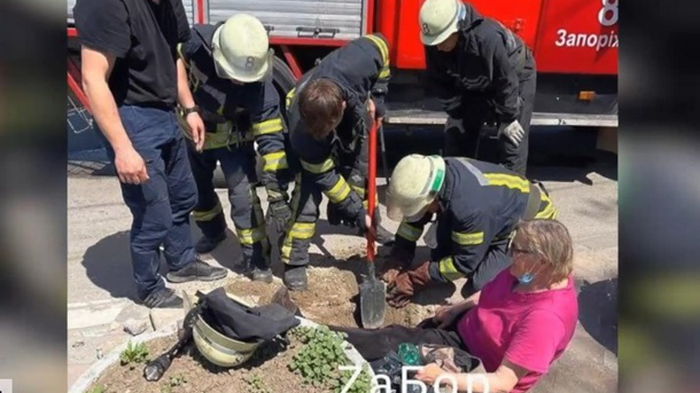 В Запорожье женщина по пояс провалилась под землю (видео)