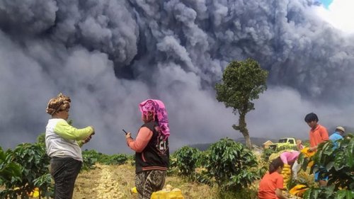 В Индонезии началось извержение вулкана (видео)