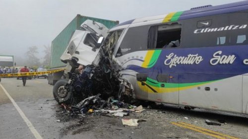В Эквадоре автобус столкнулся с грузовиком, девять жертв
