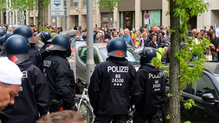 В Берлине на протесте против карантина задержали сотню человек