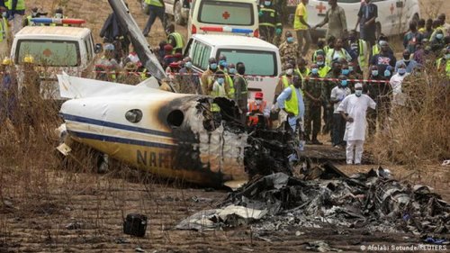 В Нигерии упал военный самолет: погиб начштаба армии страны (видео)