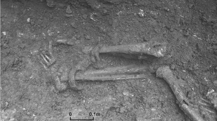 В Великобритании археологи обнаружили скелет в кандалах