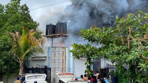 Жертвами пожара на заводе в Индии стали 18 человек - СМИ
