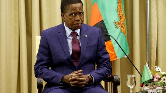 В Замбии президент потерял сознание во время парада (видео)