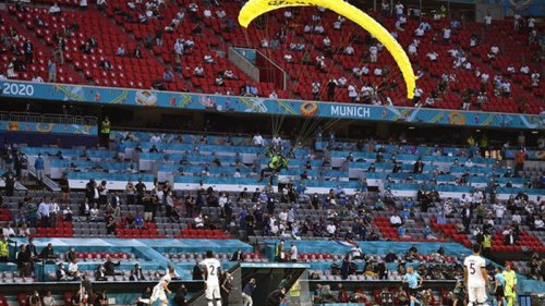 Парашютист сел на поле в матче Евро-2020 и шокировал футболистов (фото)