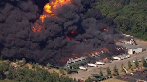 В США возник крупный пожар на химзаводе, объявлена эвакуация (видео)
