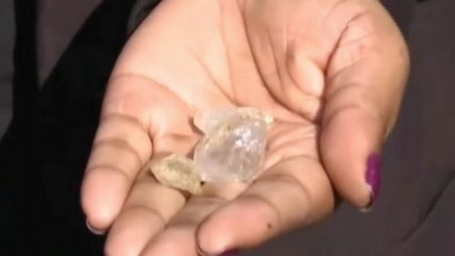В ЮАР находят неопознанные блестящие камни: в стране началась алмазная лихорадка (видео)