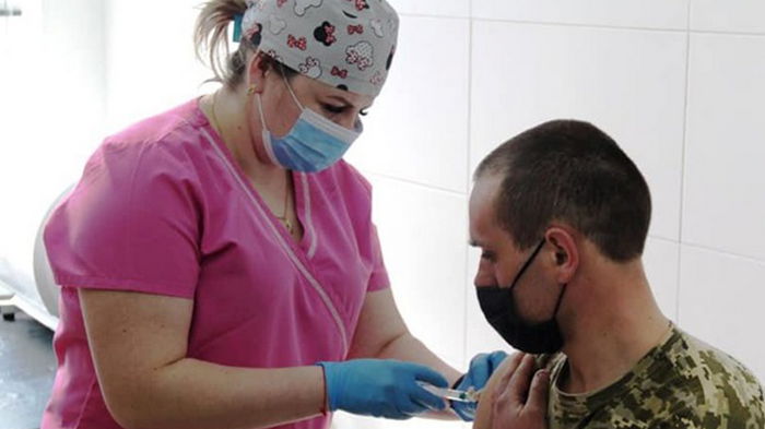 Полную COVID-вакцинацию прошли 360 тысяч украинцев
