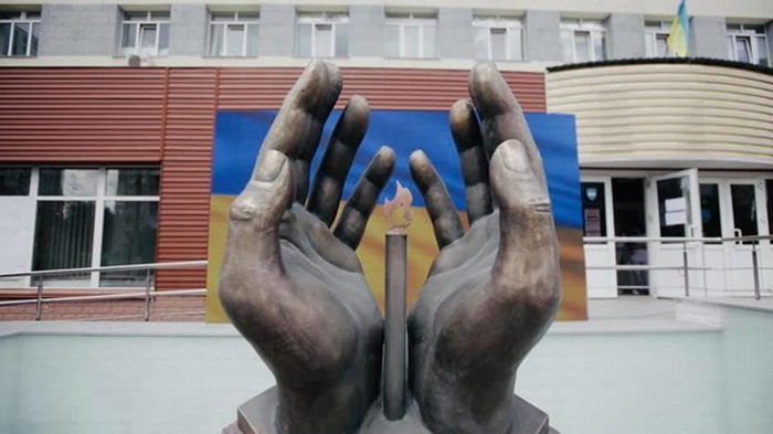 В Киеве умершим от COVID-19 медикам открыли памятник