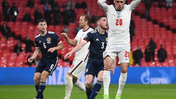 Англия в насыщенном матче расписала мировую с Шотландией