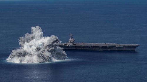 Флот США сильнейшими взрывами испытал новейший ядерный авианосец (видео)