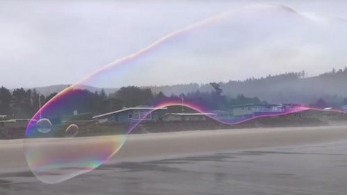 На пляже надули мыльный пузырь в десятки метров (видео)