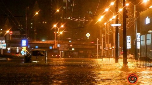 В Днепре авто застряли в воде из-за ливня (видео)