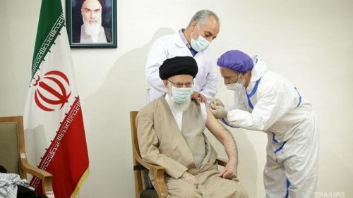 Верховный лидер Ирана привился отечественной COVID-вакциной