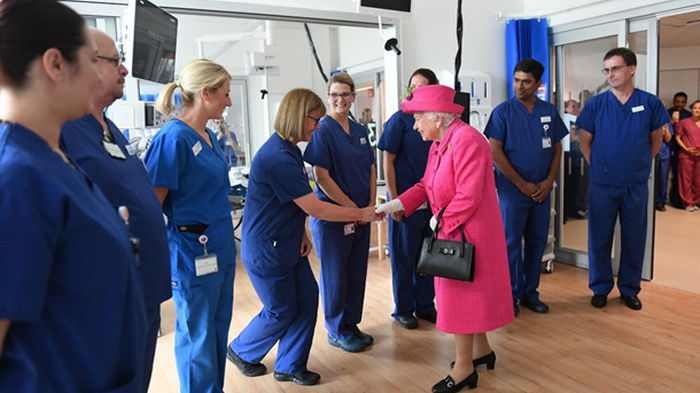 Елизавета II вручила высшую награду медикам Великобритании