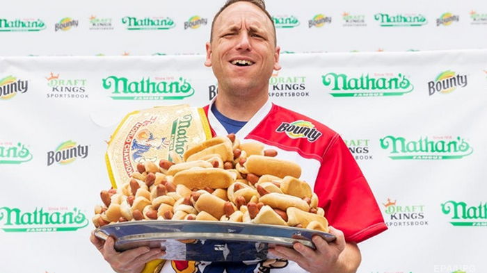 В США установлен новый рекорд по поеданию хот-догов (фото)