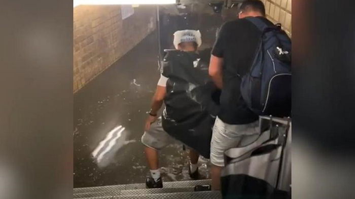 В метро Нью-Йорка вода достигает людям до пояса