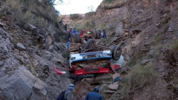 В Боливии автобус сорвался со 150-метровой высоты, десятки жертв