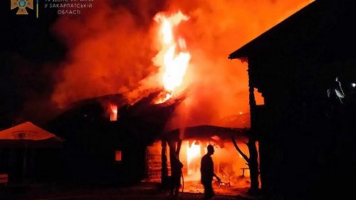 На Закарпатье из-за удара молнии сгорел отель (фото)
