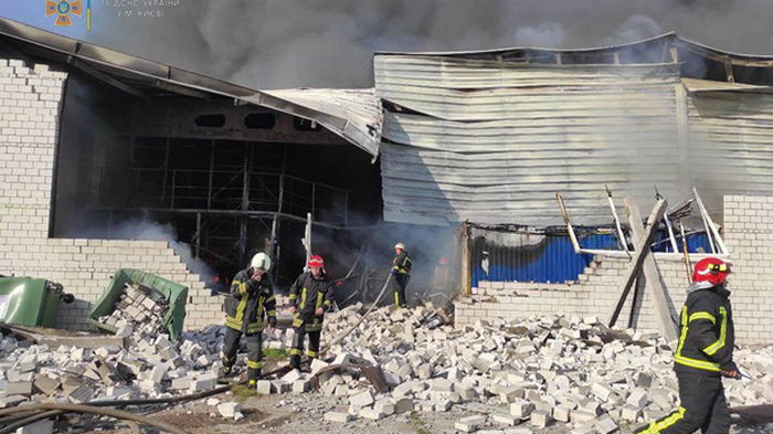 Масштабный пожар на складах в Киеве потушили