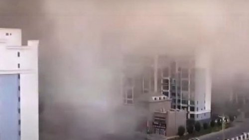Мощная песчаная буря в Китае вызвала хаос (видео)