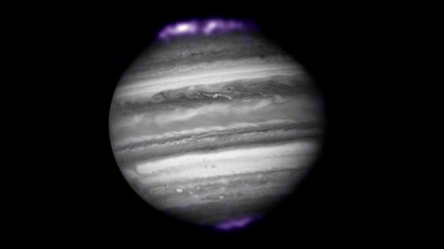 NASA показало полярные сияния на Юпитере