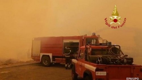 На островах в Италии бушуют лесные пожары (видео)