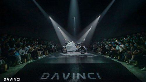 Китайский бренд представил самобалансирующий электромотоцикл (видео)