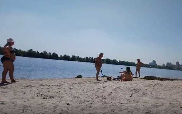 В Киеве на пляже старушка с палкой набросилась на девушек (видео)