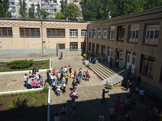 В школе Николаева распылили газ с резким запахом: десятки школьников в больнице