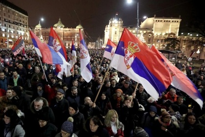 Тысячи сербов вышли на митинг против президента