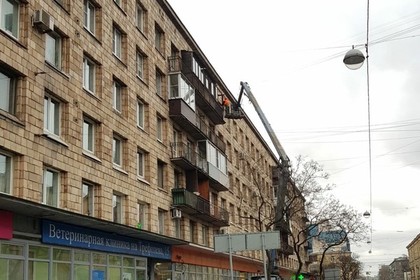 В Санкт-Петербурге снесли балконы под предлогом борьбы с сосульками