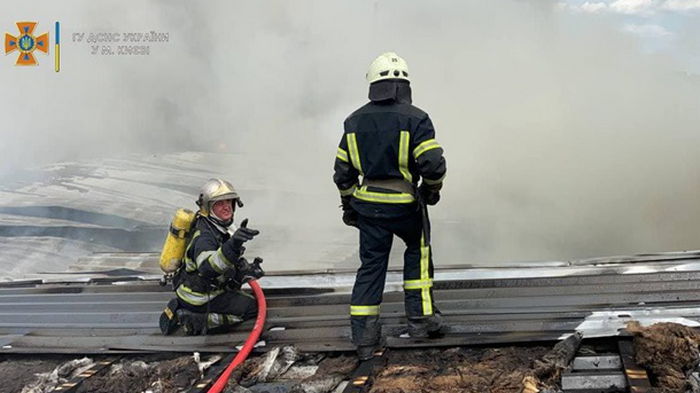 В Киеве потушили крупный пожар на складе (фото)