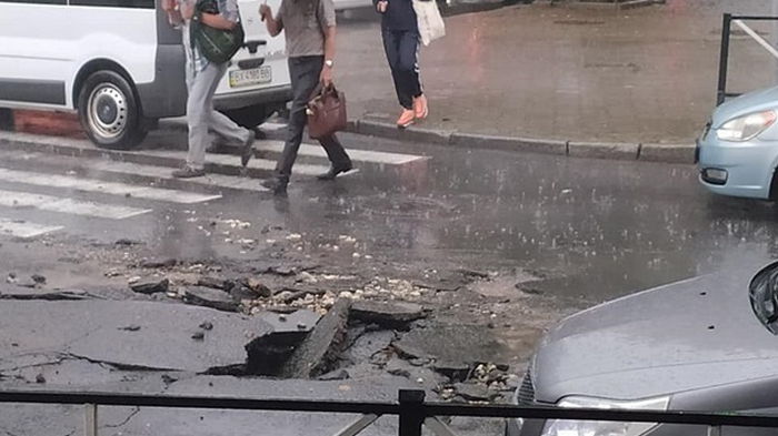 Хмельницкий затопило ливнем с градом (видео)