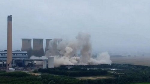В Британии взрывом снесли башни старой ТЭЦ (видео)