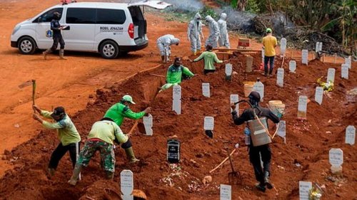 В Индонезии от COVID-19 скончались уже 100 тысяч человек