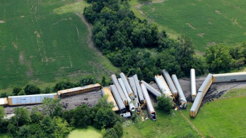 В США сошел с рельс поезд с сотнями новых пикапов Ford (видео)